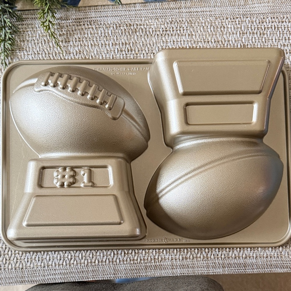 Football 🏈 Nordic Ware Gold Sports Cake Pan